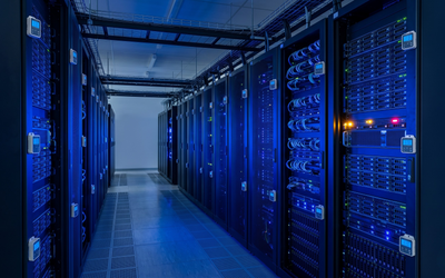 Data loggers de temperatura instalados en racks de data center chileno monitoreando temperatura de suministro de aire para optimización del PUE y eficiencia energética